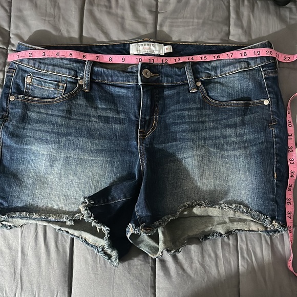 TORRID RAW HEM STRETCH DENIM SHORTS SIZE 18. - Picture 8 of 12